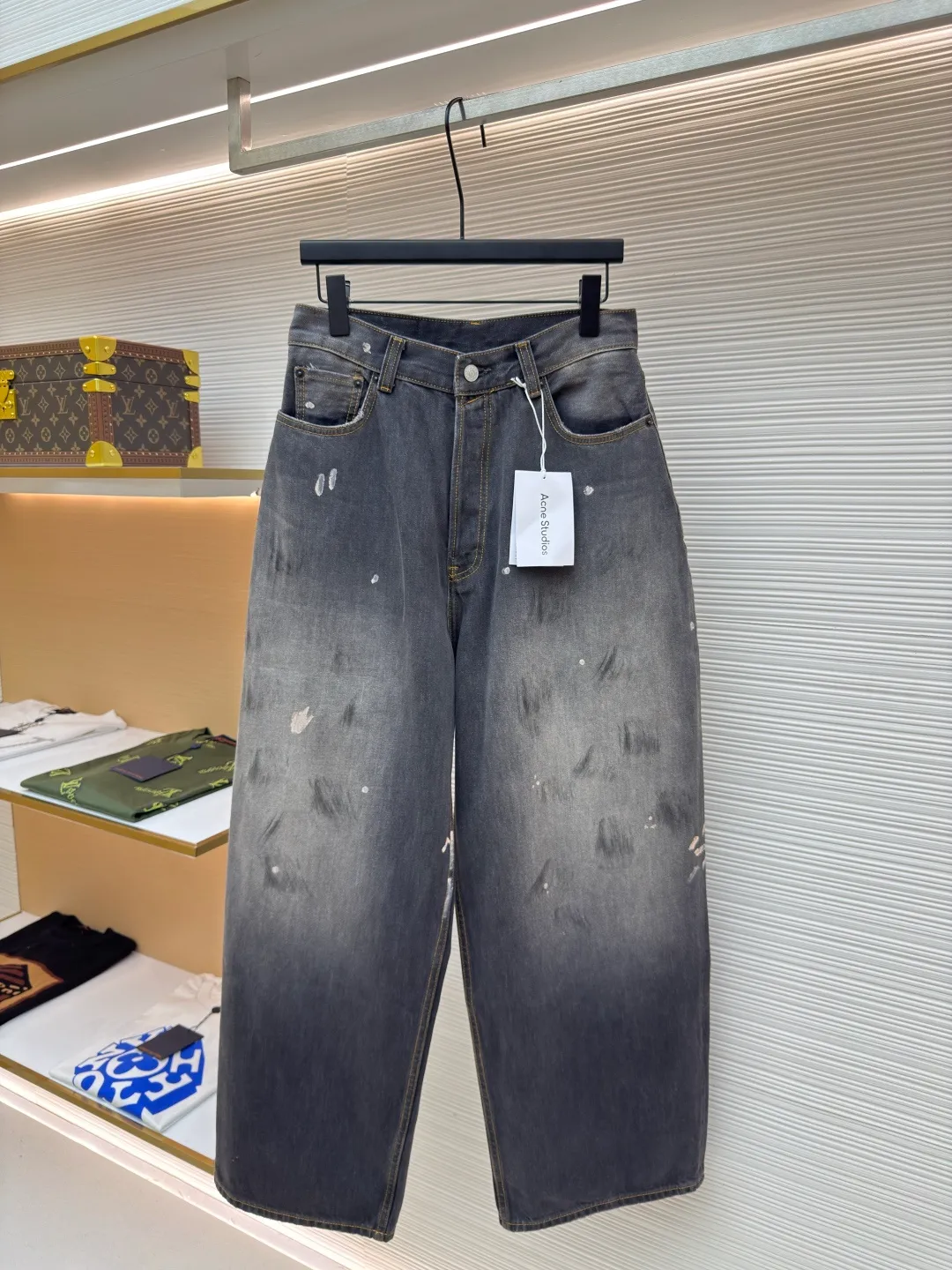 Acne Studios washed wide-leg jeans with splashes of ink ●Authentic product: Purchased and developed by 5159 ●Item number: 1680582-A85 ●Fabric: denim fabric ●Technology: Painting process ●Version: fitted version ●Weight: about 850 grams ●Size: 42-44-46-48-50-52 ●Description: Made of denim fabric imported from Japan, which is characterized by high density and thick yarn, so it has strong wear resistance and tensile strength It also has softness. With the passage of time and frequent wearing, denim fabric will gradually become softer. After special dyeing and finishing processes to fit the body, denim fabric also has good color fastness and washability. It can withstand multiple washings without fading easily. The hand-painted ink splash design takes up to 30 minutes to paint a finished product. The daily output is limited. The work process is very cumbersome. After painting, it is washed and aged. An important process to give the denim fabric a retro and aged effect. It shows the natural Uneven fading effect. Customized genuine leather label. Pink thread is used for marking the back pocket in details. The overall wiring is straight and delicate. The fabric is comfortable and soft. The color is consistent and no color difference. It can be matched with the same style to create a fashionable look and control various occasions. Customized accessories. Complete three labels. Same style for men and women!